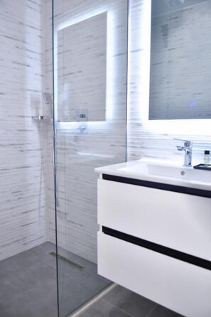 Deluxe Budget Double Room | Bathroom | Free toiletries, hair dryer, bidet, towels