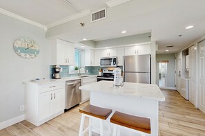 Køleskab, mikrobølgeovn, ovn, kogeplade