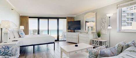 Tabla de planchar con plancha, internet y ropa de cama