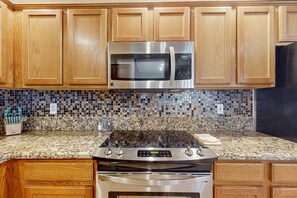 ثلاجة، ميكروويف، فرن، موقد طهي مسطح