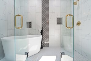 Haartrockner, Handtücher, Seife, Toilettenpapier
