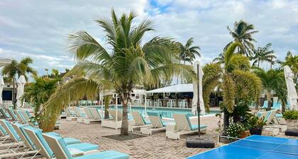 Cozy condo with shared pool, tennis court, ping pong table, W/D, central AC