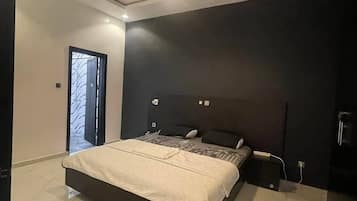 2 habitaciones, tabla de planchar con plancha y ropa de cama