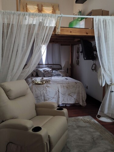 Fantastic 2-bedroom condo with AC in vibrant Uptown New Orleans