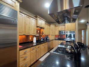 Private kitchen - Spacious 5-bedroom house in beautiful Belgrade with WiFi (Belgrade)