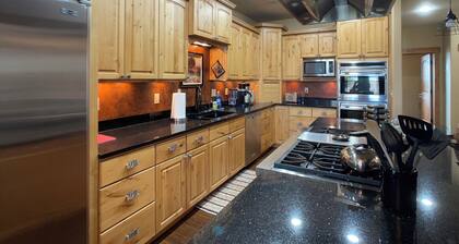 Spacious 5-bedroom house in beautiful Belgrade with WiFi