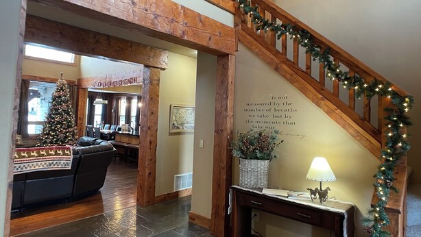 A spacious foyer with a wooden staircase, a Christmas tree, and a cozy seating area. - Spacious 5-bedroom house in beautiful Belgrade with WiFi (Belgrade)