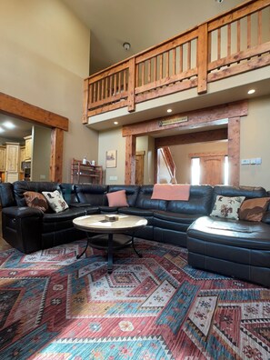 Living area - Spacious 5-bedroom house in beautiful Belgrade with WiFi (Belgrade)