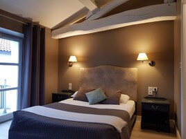 Desk, soundproofing, free WiFi, bed sheets