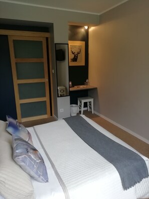 Desk, soundproofing, free WiFi, bed sheets - Hôtel restaurant bar les Voyageurs (Montaigu-Vendée)