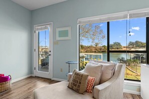 Una televisión, una chimenea