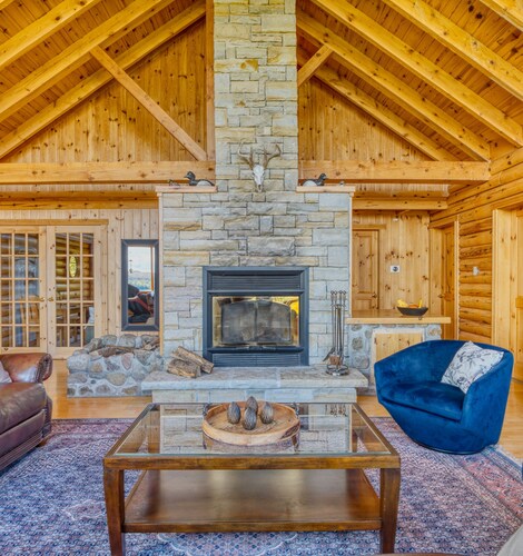 Escape to Serenity: Mountain-Top Cottage with Stunning Lake Views in Harrington