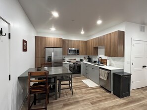 Kylskåp, mikrovågsugn, ugn och spishäll