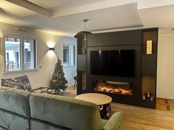 Smart TV, fireplace, stereo