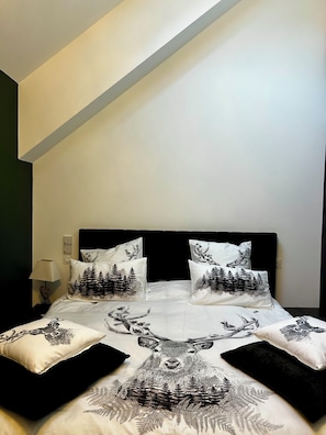 4 slaapkamers, een strijkplank/strijkijzer, reisbedje, gratis wifi