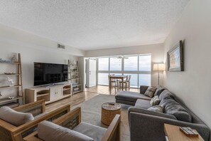公寓式客房, 多张床 (Edgewater West 65) | 起居区