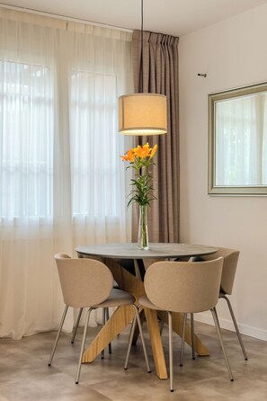 Familienapartment, Blick auf den Innenhof, zum Garten hin | Wohnbereich | 45-Zoll-Flachbildfernseher mit Kabelempfang