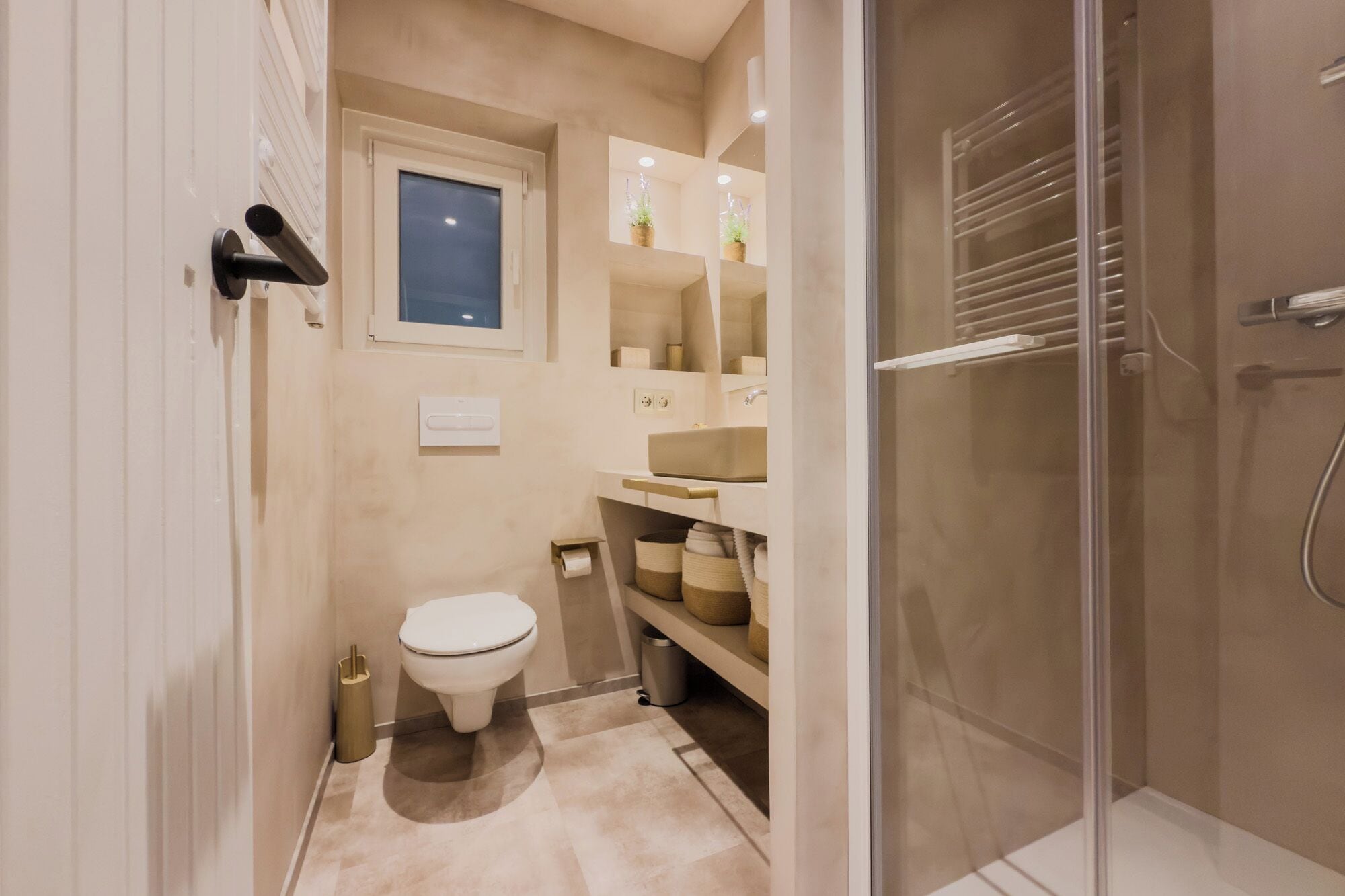 Familie appartement, uitzicht op binnenplaats, tuin | Badkamer | Een douche, een haardroger, handdoeken, zeep