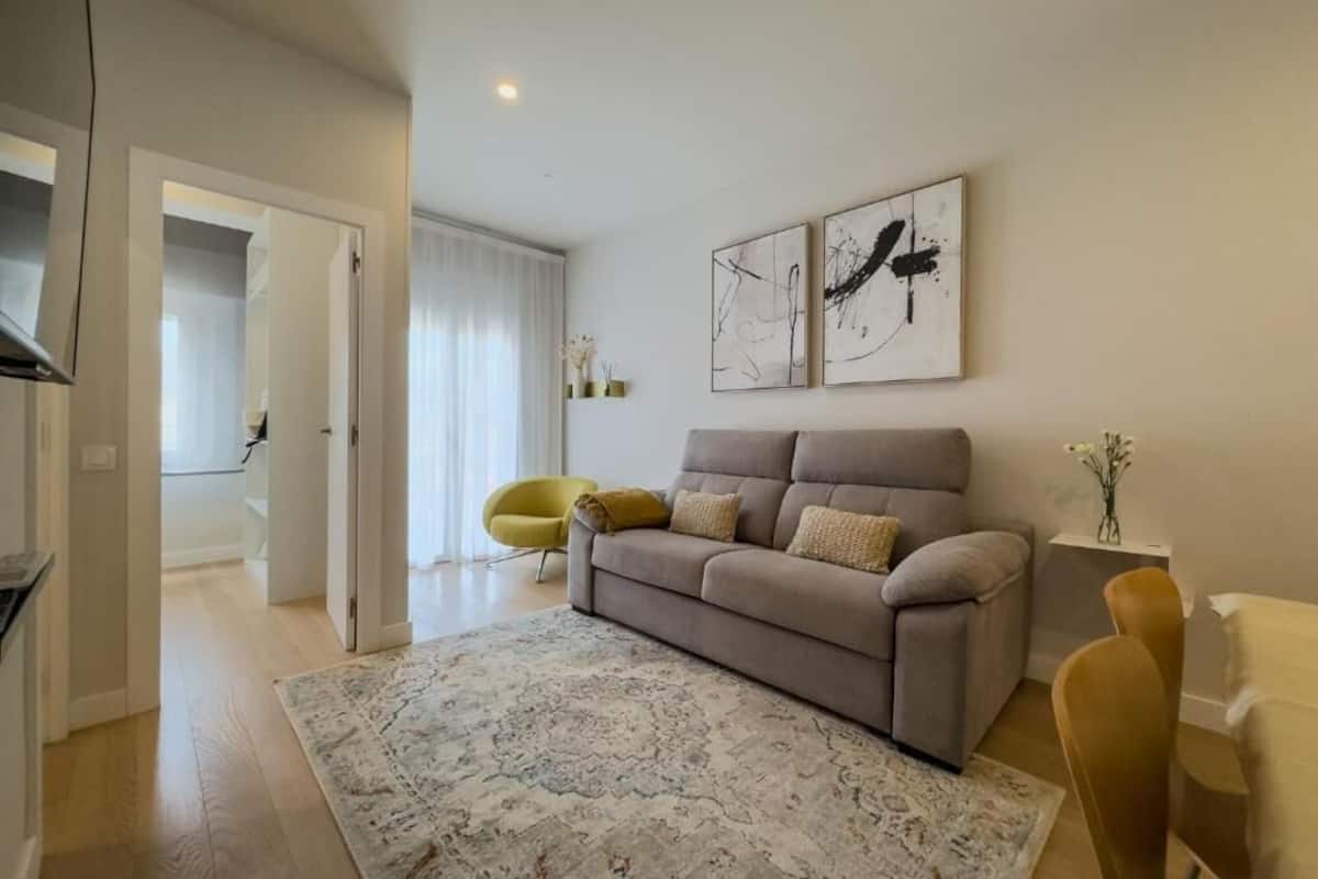Apartamento família, na torre | Área de estar | TV de tela plana 45 polegadas com canais a cabo