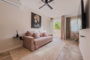 Family Apartment, Courtyard View, Garden Area | Living area | 45-inch flat-screen TV with cable channels - BOUTIQUE HOME  (L'Hospitalet de Llobregat)