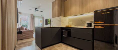 Apartament familiar, vistes al pati, zona enjardinada | Cuina privada | Frigorífic gran, microones, forn i placa de cuina