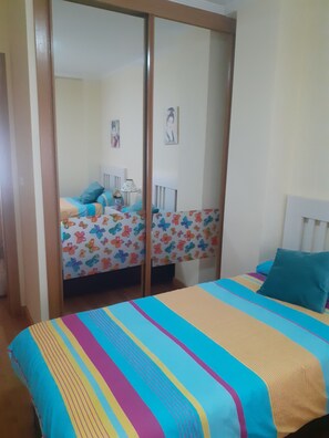 2 habitaciones, tabla de planchar con plancha y ropa de cama