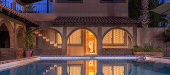 7bdrm boutique hotel with AC, WiFi , heated pool convenient location.