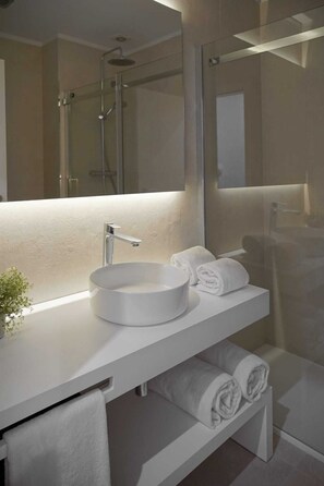 Apartemen Deluks, pemandangan kota | Kamar mandi | Shower, perlengkapan mandi gratis, pengering rambut, dan handuk