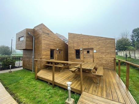 Outdoor dining. Ecolodge de la Lys à Fiefs (62) - Low-cost wooden cabin for 4 people.