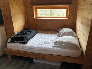 1 bedroom, bed sheets