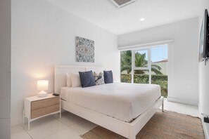 2 habitaciones, escritorio y tabla de planchar con plancha 