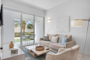 Smart TV - Tropical 2BR Condo! Pool! Gym! Sleeps 6! (Noord)