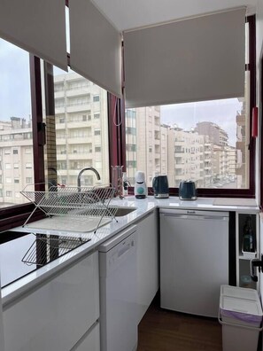 Kjøleskap, mikrobølgeovn, oppvaskmaskin og kaffetrakter/tekoker