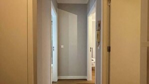 A hallway with wooden flooring and white walls. - Nice apartment in Gaia next to Bodegas (Vila Nova de Gaia)
