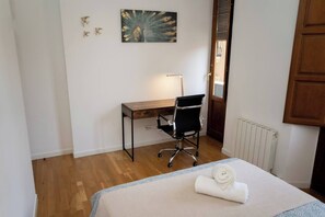 2 bedrooms, iron/ironing board, WiFi - To complete (Granada)