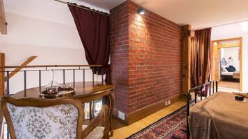 5 bedrooms, desk, iron/ironing board, travel crib