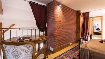 5 bedrooms, desk, iron/ironing board, travel crib