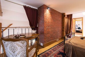 5 bedrooms, desk, iron/ironing board, travel crib