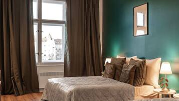 Escritorio, tabla de planchar con plancha, cuna de viaje y wifi