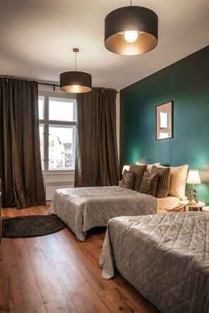 2 عدّة غرف نوم ومكتب ومكواة/لوح كي وسرير سفر