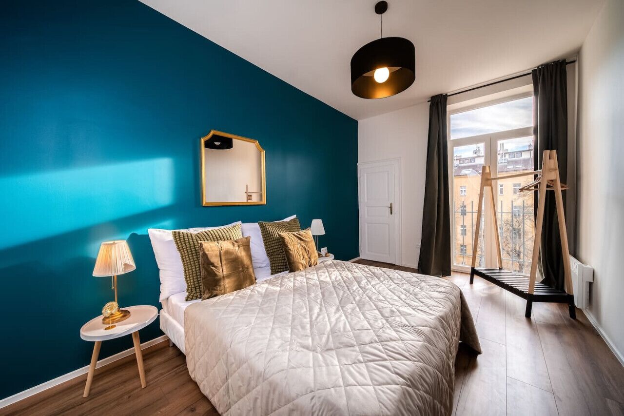 2 slaapkamers, een bureau, een strijkplank/strijkijzer, reisbedje