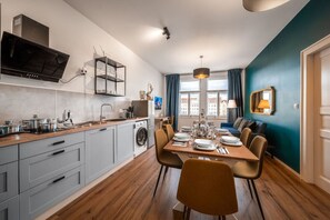 Réfrigérateur, micro-ondes, plaque de cuisson, lave-vaisselle