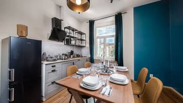 Fridge, microwave, stovetop, dishwasher