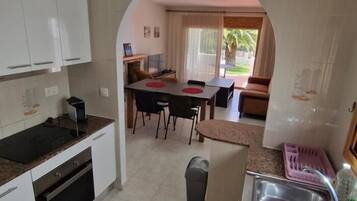 Een koelkast, een magnetron, een oven, een koffiezetapparaat/waterkoker