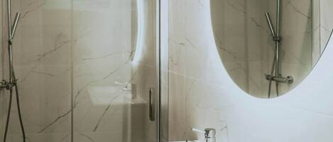 Douche, sèche-cheveux, serviettes fournies, savon