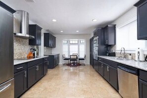 Køleskab, mikrobølgeovn, ovn, kogeplade