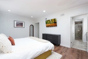 4 Schlafzimmer, Schreibtisch, Bügeleisen/Bügelbrett, Reisekinderbett