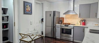 IvyRose-3 bedroom house with Gym, Sauna and Hot tub in Winnipeg
