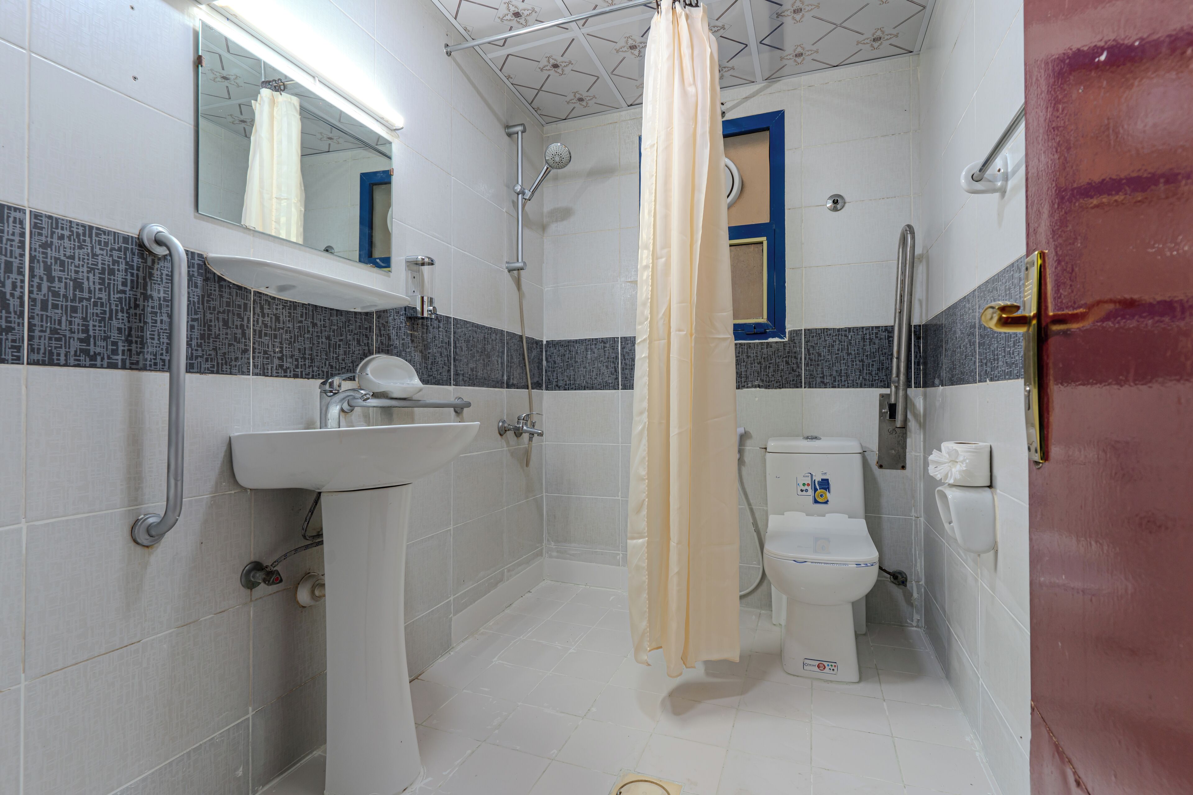 Quarto casal standard, sacada, vista para a cidade | Banheiro | Chuveiro, produtos de toalete grátis, chinelos, toalhas de banho