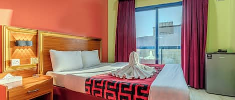 Chambre Standard double, balcon, vue sur la ville | Bureau, espace de travail pour ordinateurs portables